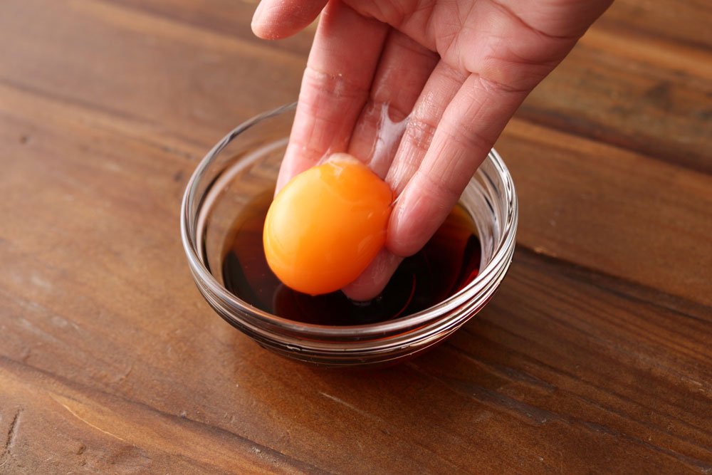 卵黄を醤油だれに漬けるところ