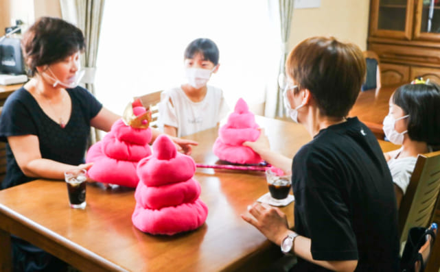 ぬいぐるみを使って排便の指導をする榊原千秋さん(左)