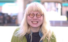 「どうしてそんな色？」回答に困って保健室に駆け込んだ 白い肌と髪のアルビノ女性「その訳を親に聞けなかった子ども時代」