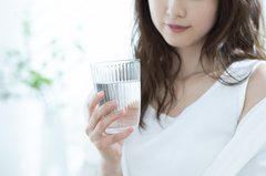 肌あれや大人ニキビを抑える2つの習慣「朝1杯の白湯はよく聞くけれど」【医師が解説】