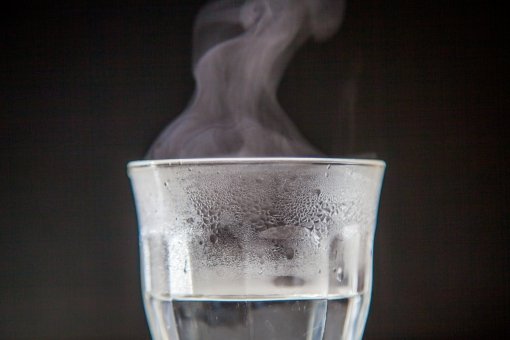 コップに入れた白湯の画像