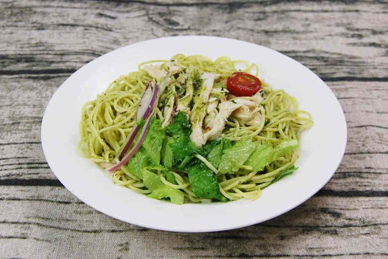 ファミマのオススメランチ「冷たいパスタ しっとり蒸し鶏のバジルソース」の実物画像03