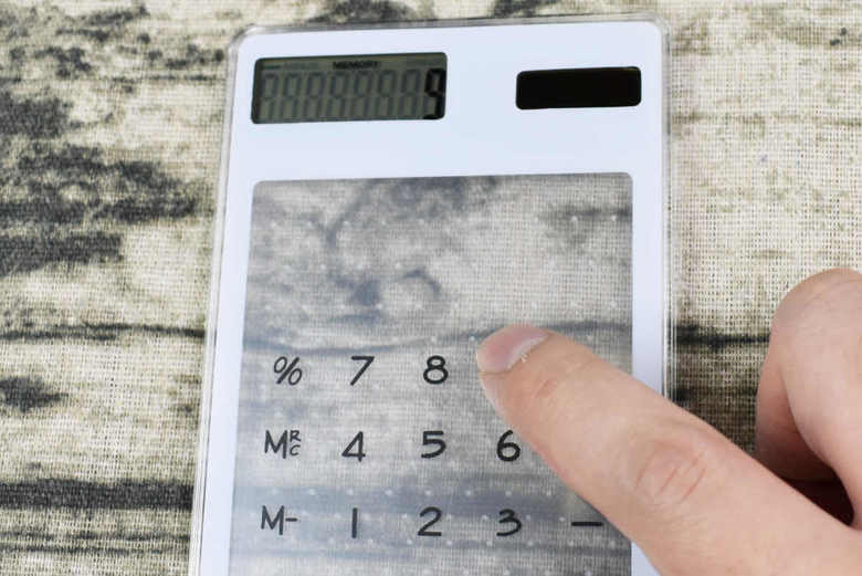 ダイソーの人気文房具スケルトン電卓の使用中画像