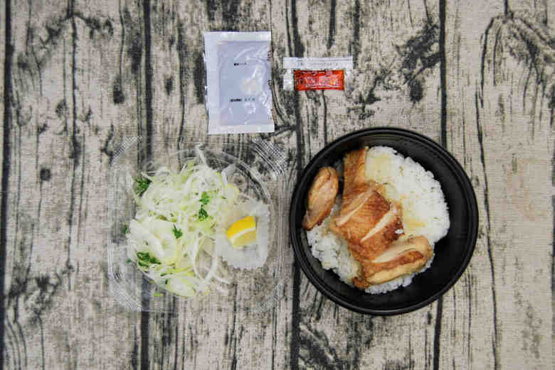 人気商品ローソン「ネギざんまいの焼鳥弁当」の実物画像02