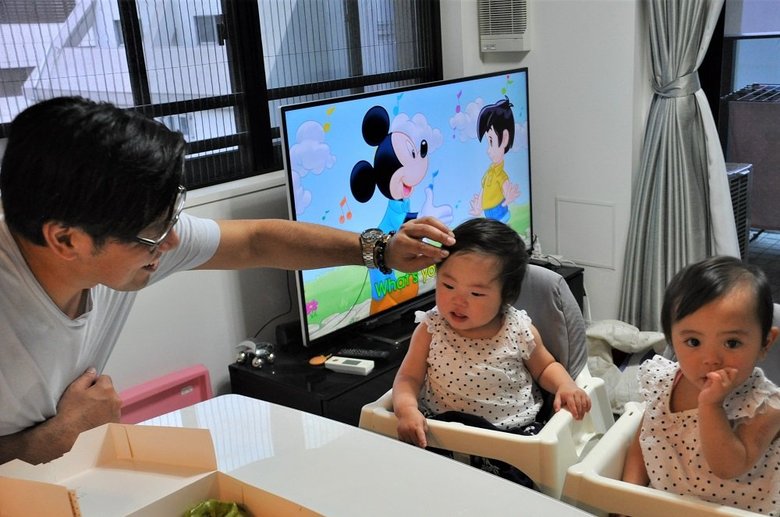 双子の世話をする茂呂さん