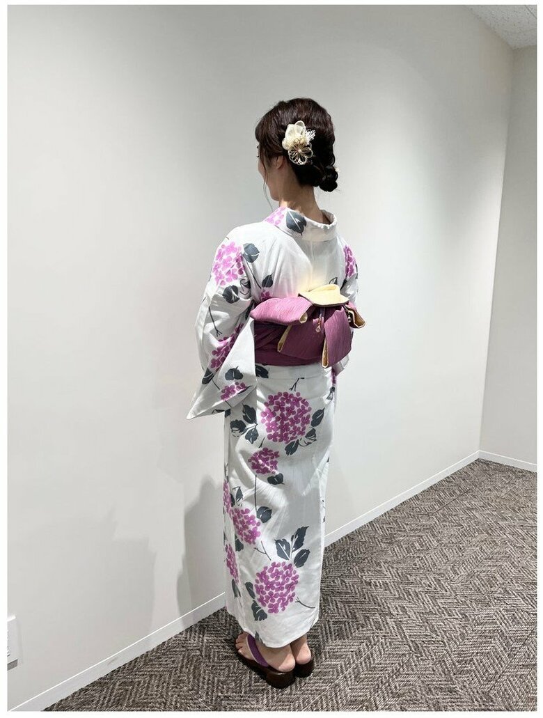 天神祭奉納花火の中継で。珍しく髪をアップに