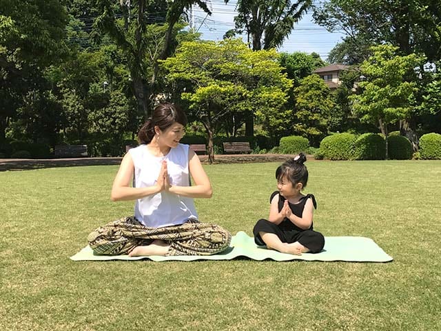 ヨガをする齊藤さんと娘
