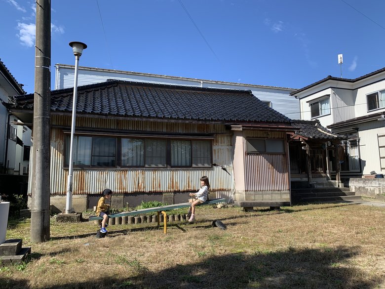 近所の公園で遊ぶお子さんたち。こうした味のある公園を見つけるのも楽しみの一つ
