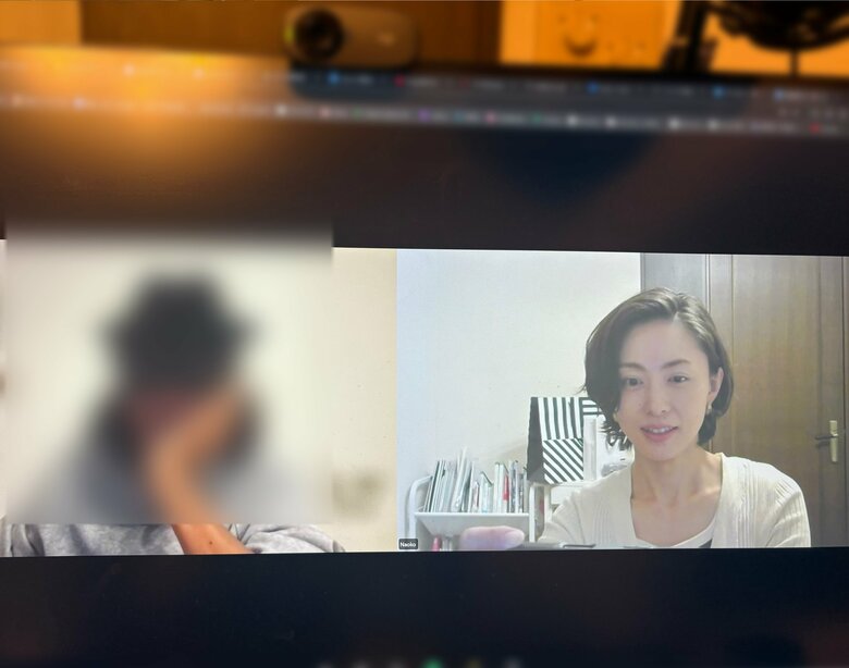 事務所から独立後、オンラインで打ち合わせ中の徳澤直子さん