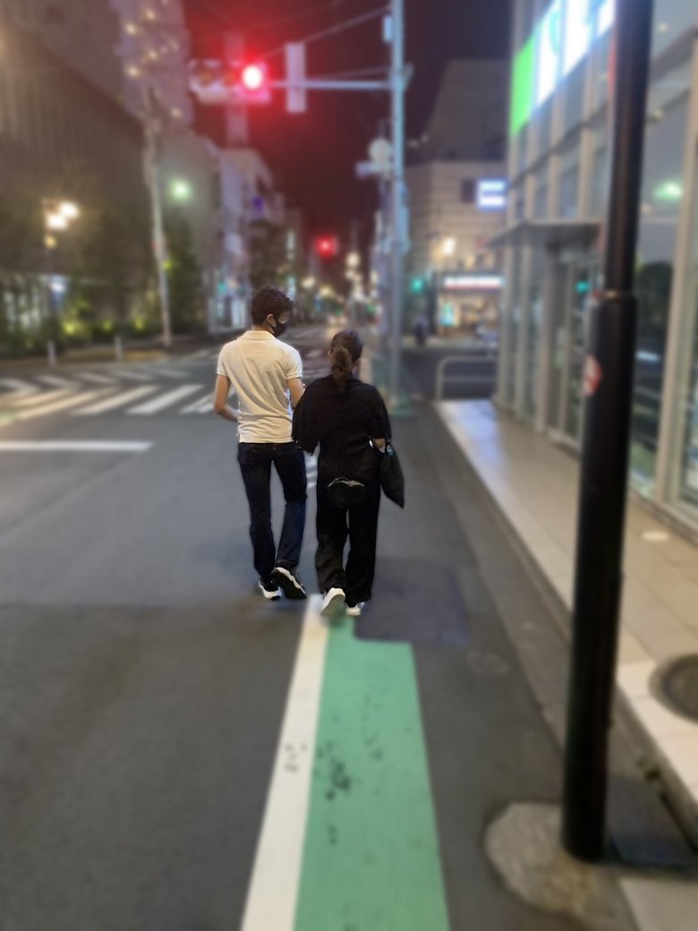 長男と夜道を歩く知念さん。ゆっくり会話をする貴重な時間