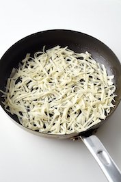 26㎝のフライパンにサラダ油を薄くひき、ギョウザの皮の2/3量を敷きつめる。