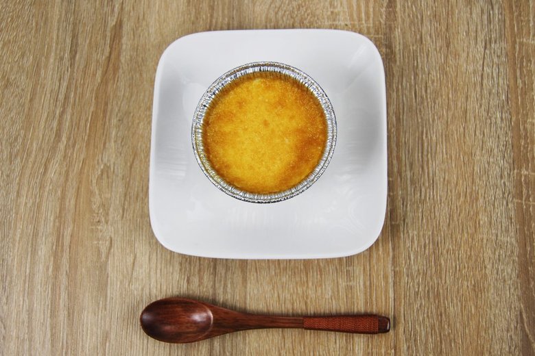 ビジュアルはコンパクトな銀色の容器で、蓋には「新発売」というシールが貼ってあるだけ。想像以上のシンプルさに、何処となくファミマの絶対的な自信を感じます。四の五の言わず、早速蓋を開けていざ実食！