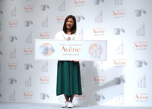 爽やかな衣装で登場した真野さん