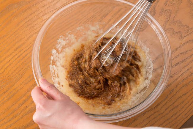 ③泡立て器でよく混ぜ合わせる。