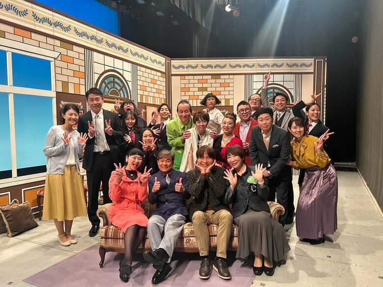 新喜劇舞台の集合写真