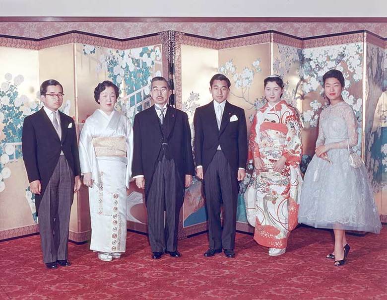 1959年4月12日。上皇ご夫妻のご成婚時の昭和天皇と香淳皇后。右端は島津貴子さん（写真／宮内庁）