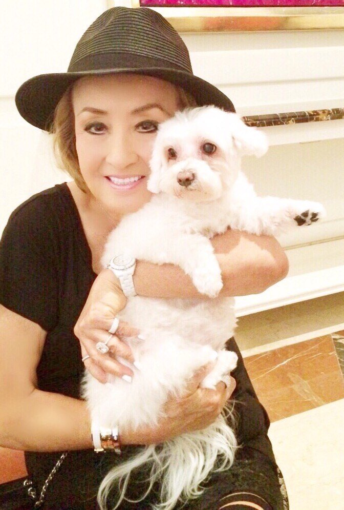 愛犬のキャンディと。ハットを被った禧代子さん