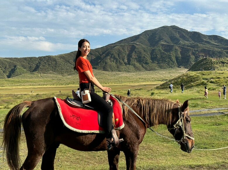 地元の雄大な自然のなか、乗馬を楽しむ植田さん