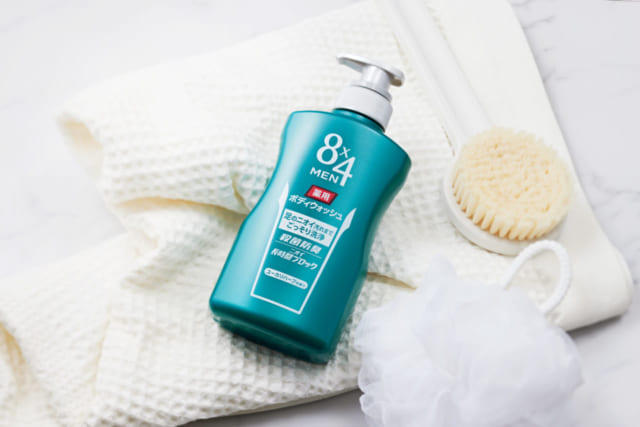 ▲「8×4MEN 薬用ボディウォッシュ」は医薬部外品の薬用ボディウオッシュ。殺菌防臭成分（※1）配合の防臭泡で、ニオイの原因となる汗や古い角質汚れをしっかり洗い落とし、足裏や足指の間のニオイを防ぎます。