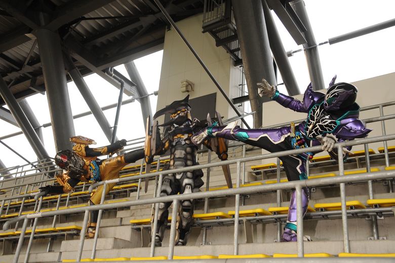 ▲仮面ライダーグリス（左）と、仮面ライダーローグ（右）。当初はそれぞれ、北都と西都の仮面ライダーでしたが、彼らもまた、この国を――そして地球を守るべく、ビルドたちと力を合わせて、エボルトと戦うようになりました。