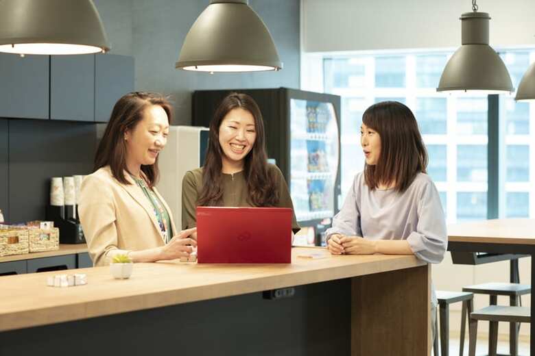 総務・人事本部で国内の人事制度企画を担当するお三方。（左から）高田ユリさん／1997年入社。「社内外のいろんな人と接することができるこの仕事は大変ですが楽しいし、やりがいを感じます」。趣味はカラオケ。荻荘由香さん／2010年入社。今年7月に育児休職から復職、現在1歳半の女の子のママ。三川真奈さん／2015年入社。「テレワークで時間に余裕が生まれ、自炊をする習慣がつきました。もっぱら“ズボラ飯”ですが（笑）」