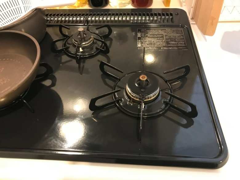 掃除のプロに手間のかかるところを依頼して、夫婦でほかの場所を掃除することで土曜日の午前中だけで家中がピカピカになったそう。