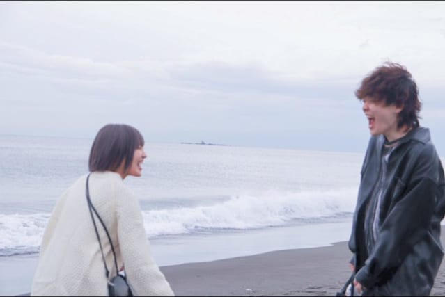 浜辺を歩くハゲカノさんとハゲカレさん