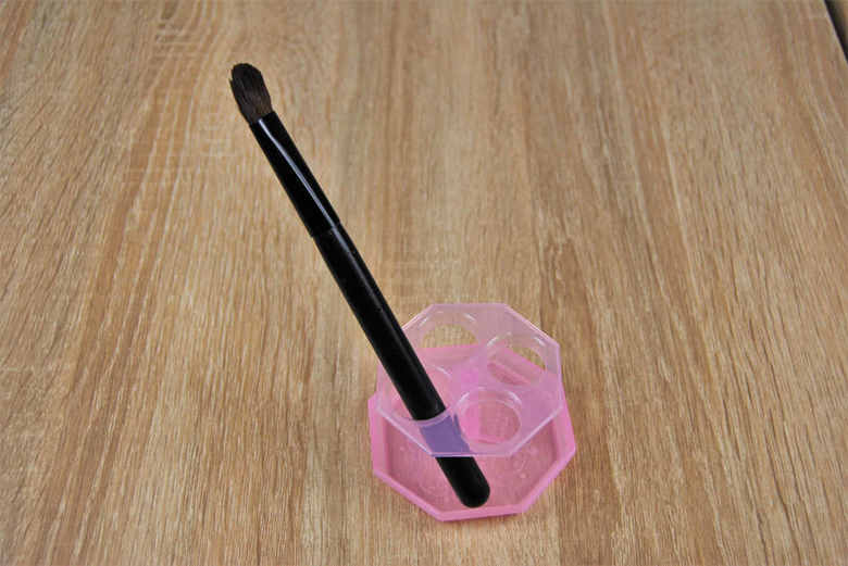 ダイソーのおすすめ商品「メイクブラシクリーナー」の商品画像