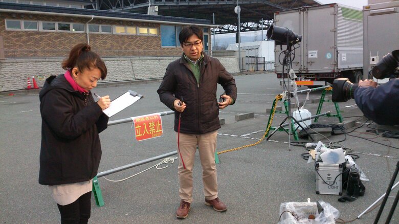 中継準備をする関口由香里さん