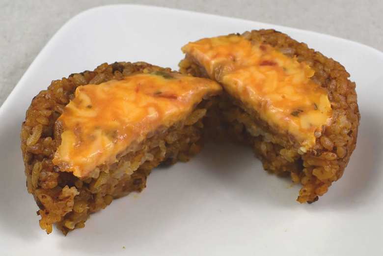 セブンイレブンの人気おにぎり「チーズ＆スパイシータコライス」のアップ画像