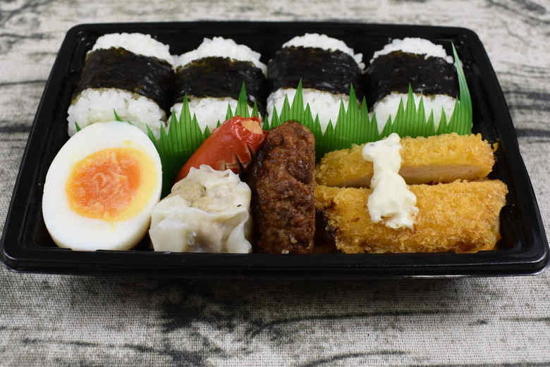 ファミマのおすすめランチ「バラエティおかず＆おむすび」の実物画像