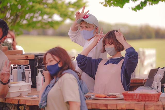 Weekend Caféで働く紗栄子さんと万太郎さん