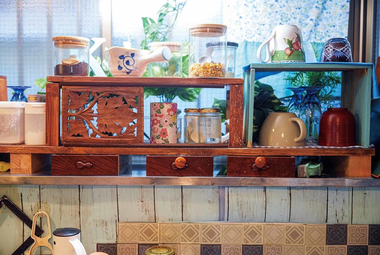 節約生活を始めた最初のころに作った調味料棚。木彫りの部分は使わなくなったついたてから切り出してはめ込んだ