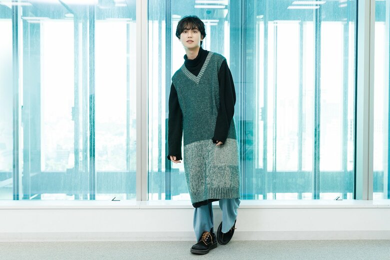 ハードなニュアンスのブーツと、ゆるっとしたシルエットのバランスが絶妙