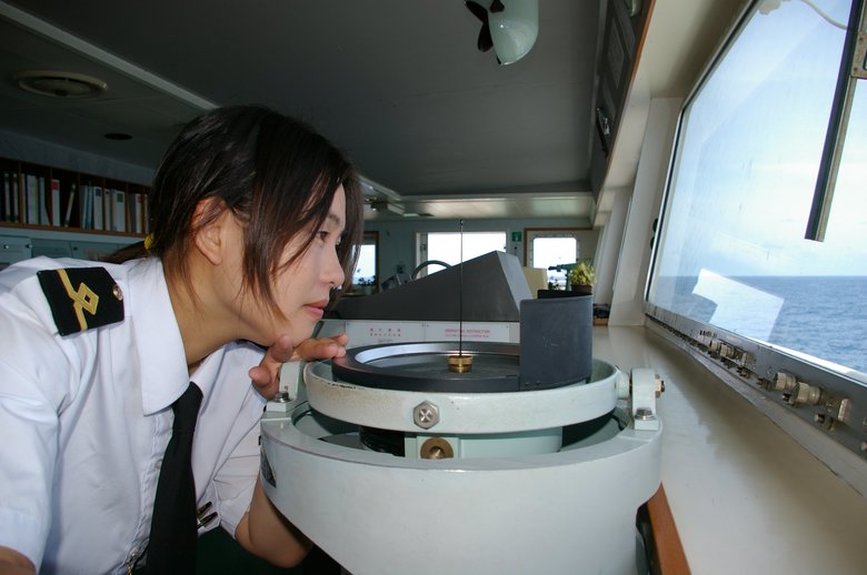 三等航海士の頃、船橋からジャイロコンパスで方位を図っているところ