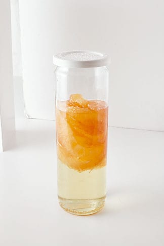 【ピンクグレープフルーツビネガー】
グレープフルーツは皮を包丁でぐるっとむいて、薄皮を除きながらひと房ずつとり出し、保存びんに入れる。氷砂糖、穀物酢を順に加える。