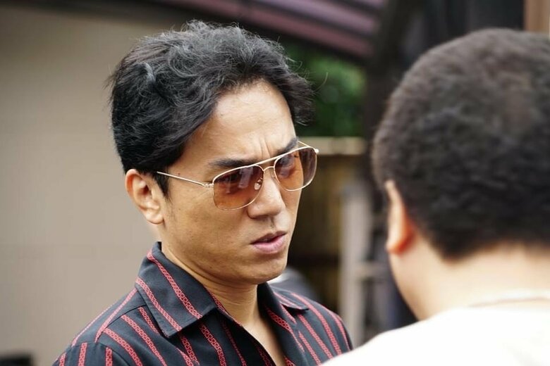 映画『無頼』で見せるシリアスな表情