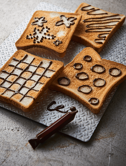 トースターで焼くと絵が浮かび上がる不思議について学ぶ「トースターで作る お絵描きトースト」