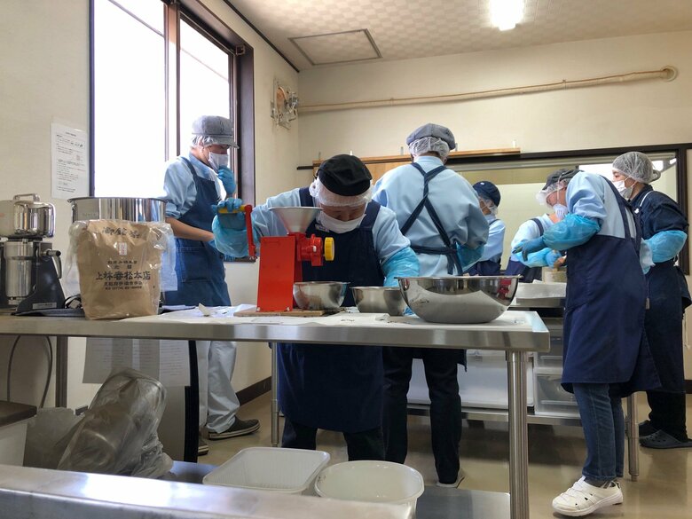 パウダーラボで茶葉を粉砕している様子