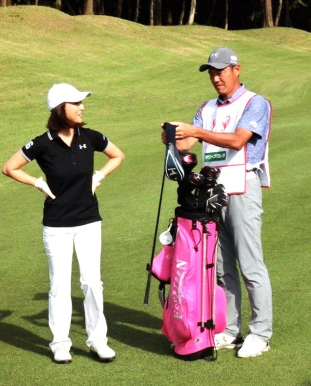 プロアマ大会で夫の横尾さんがキャディーを