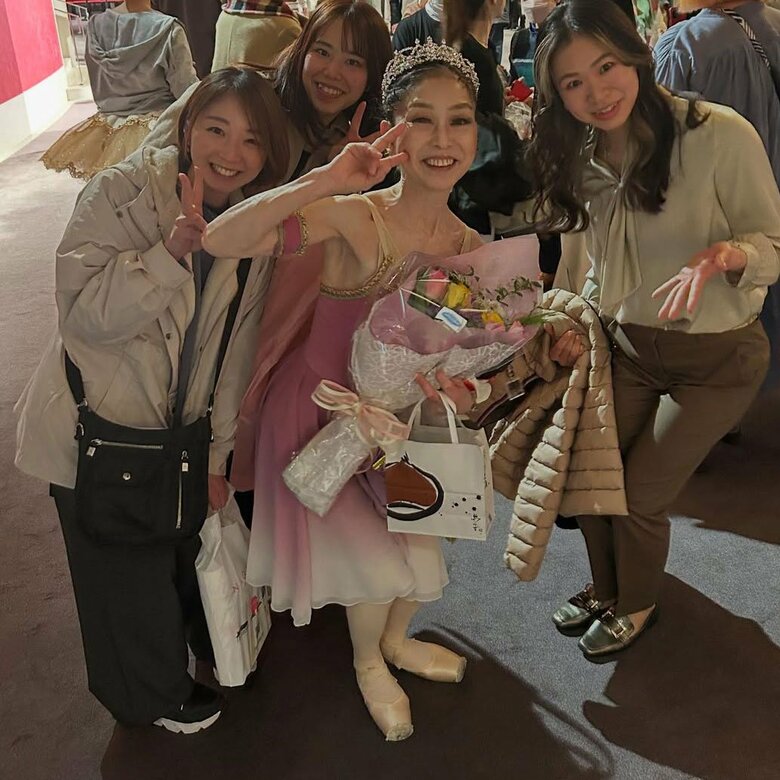 体操教室のほかに、バレエ教室でも講師を務めている周子さん。発表会に出ている（中央が周子さん）