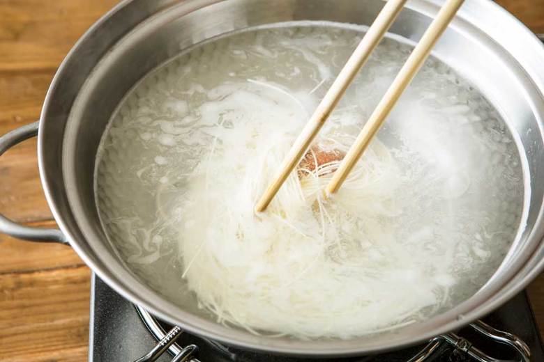 ▲最初に麺をほぐしたら、あとはグルグルと対流させるだけに。