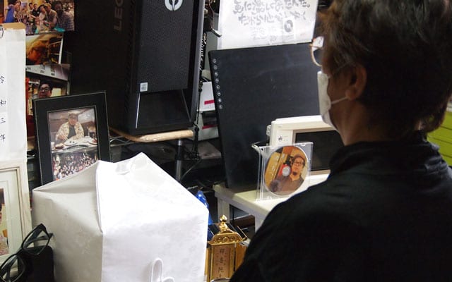 手を合わせる小林さん（仮名）