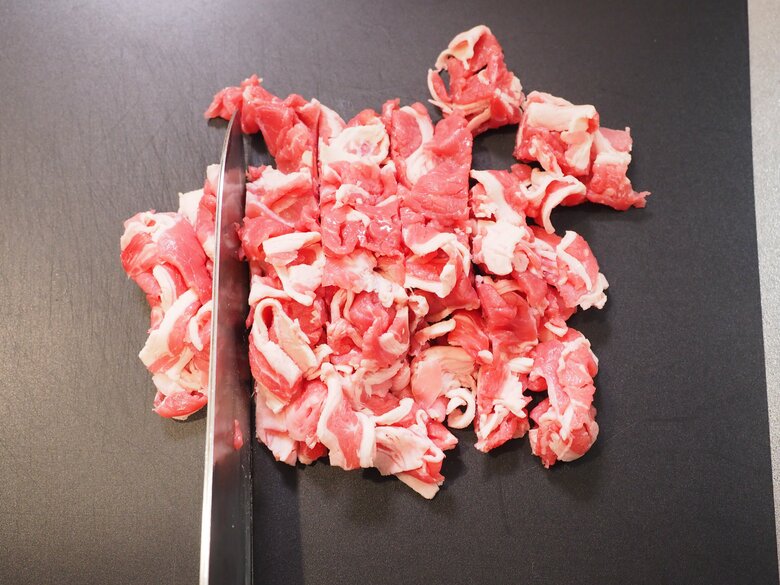 【「肉吸い風とたまごかけご飯の定食セット」の作り方】1・牛こま肉はお好みの大きさにカット