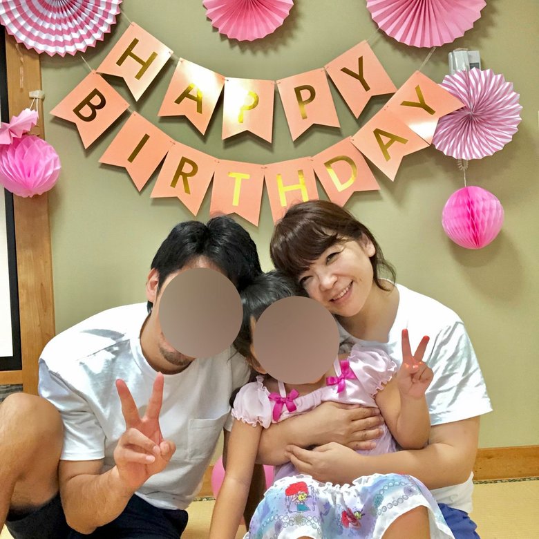 娘さんのお誕生日に、家族3人で過ごす穏やかな時間