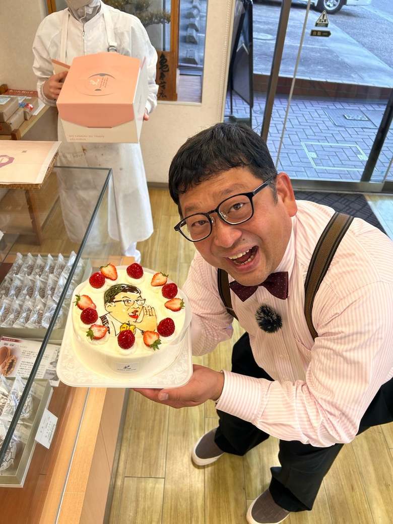ロケ先で。似顔絵ケーキに感動！
