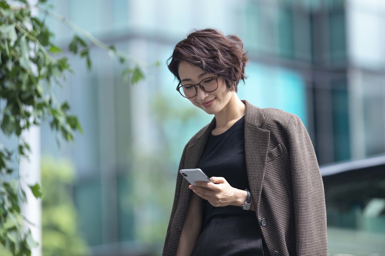スマホを見る女性