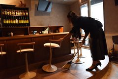 一橋卒で「スナック水中」のママになった女性 異を唱えた父の真意