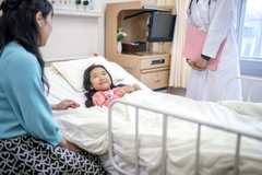 「子どもの入院」共働き家庭が〝知っておきたい心得〟看護師がアドバイス