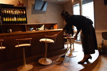 一橋卒で「スナック水中」のママになった女性 異を唱えた父の真意